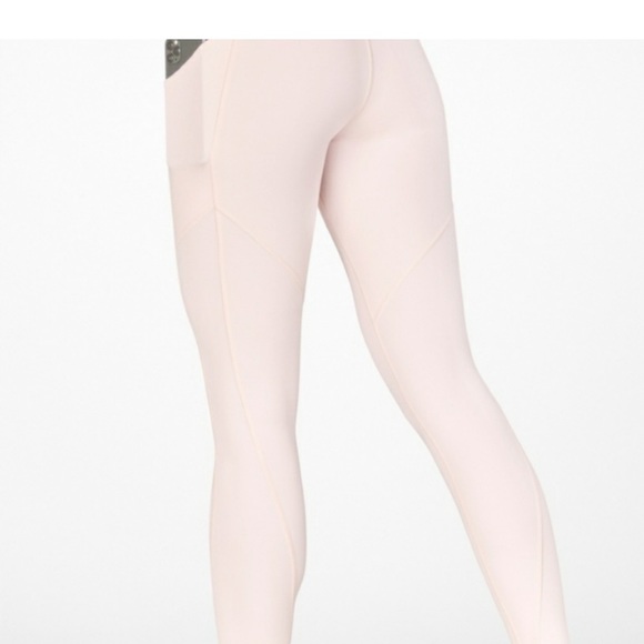 Mila High-Waisted pocket capri - Picture 2 of 5